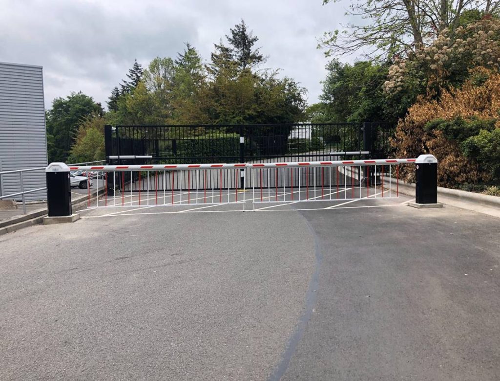 industrial electric gates with barrier